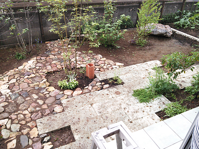 大谷石 自然石を使った自然でシンプルな庭 ガーデンデザイン施工 プレイグリーン