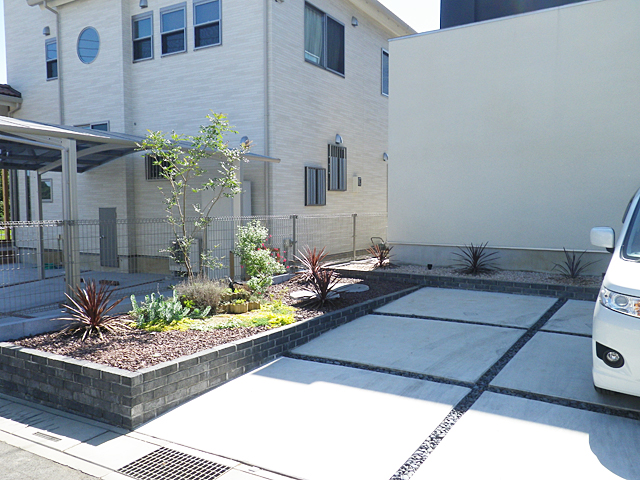 駐車スペース花壇作り 植栽工事 シンプルでモダンな庭 日高市 プレイグリーン