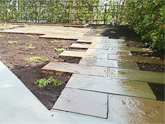 お庭、埼玉県飯能市の施工例、ヨークシャー砂岩の平板を使った四角いテラスと畑のある庭