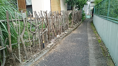 枝木を使って、木製で柵を造りました。